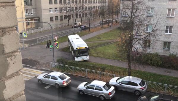 Рейсовый автобус разъезжает по тротуарам в городе Ломосов в Петродворцовом районе, Санкт-Петербург