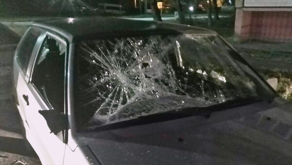 Автомобиль с разбитым в результате выстрела стеклом в городе Копейск Челябинской области