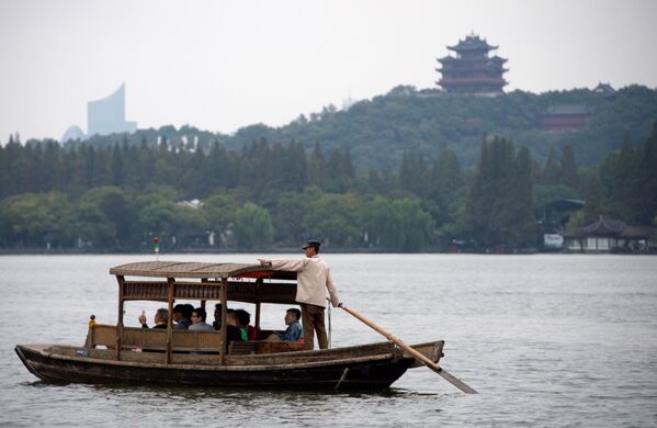 Лодка на озере Сиху в городе Ханчжоу в КНР