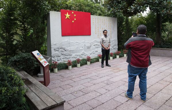 Туристы в музее Конституции в городе Ханчжоу в КНР