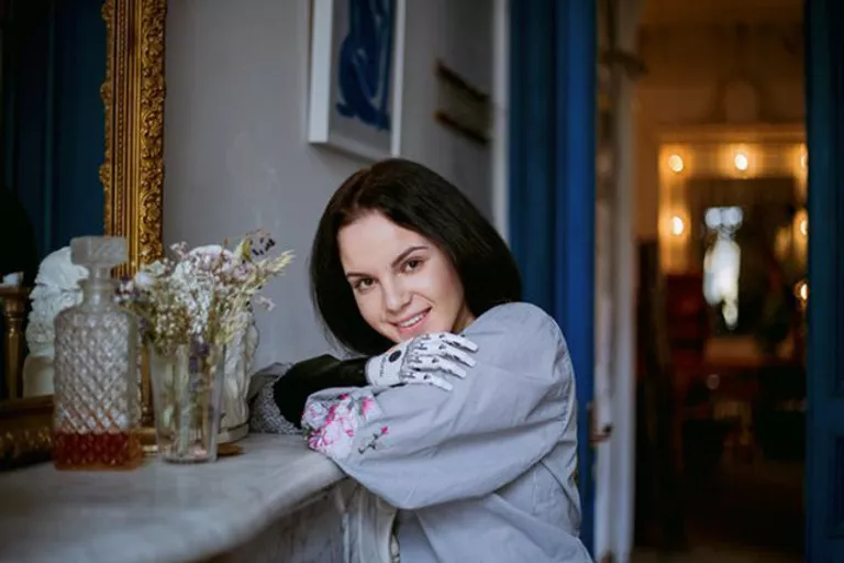 Маргарита Грачева с биопротезом на руке Маргарита Грачева с биопротезом на руке