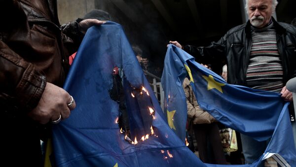 Протестующие сжигают флаг ЕС в Салониках