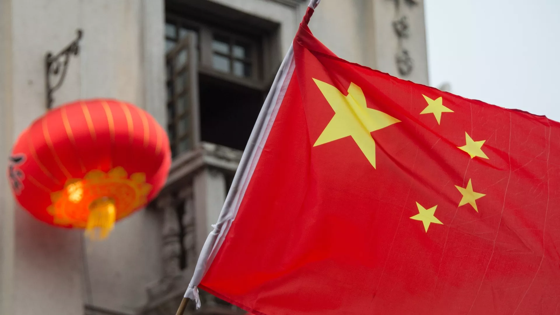 Флаг Китая на пешеходной на улице Хэфан в городе Ханчжоу в КНР - РИА Новости, 1920, 01.08.2022