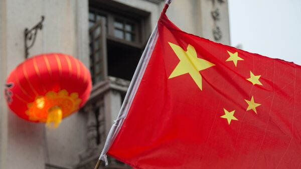 Флаг Китая на пешеходной на улице Хэфан в городе Ханчжоу в КНР