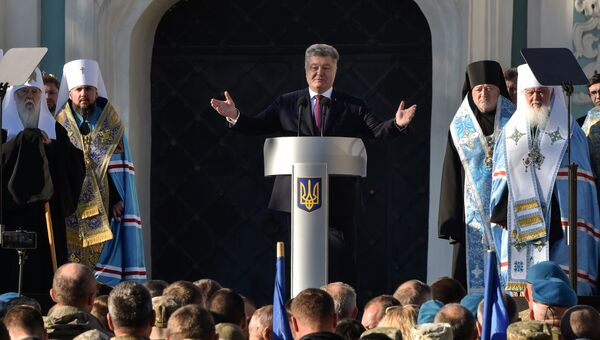 Президент Украины Петр Порошенко во время молебна по случаю ожидаемого решения о предоставлении автокефалии церкви на Украине. Архивное фото