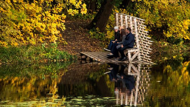 Отдыхающие на пруду в усадебном парке Суханово в Московской области. Архивное фото