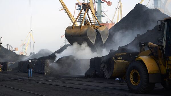 Разгрузка угля в порту Одессы
