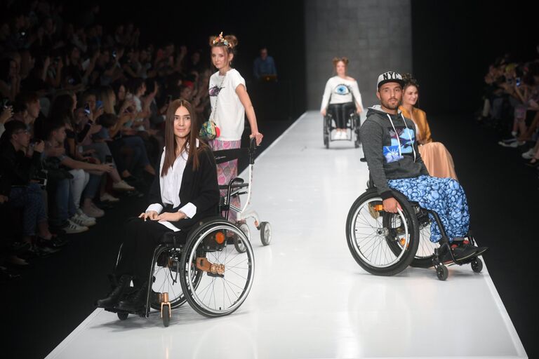 Модели демонстрируют одежду из новой коллекции I-INCLUSIVE by Ksenia Bezuglova в рамках Mercedes-Benz Fashion Week Russia