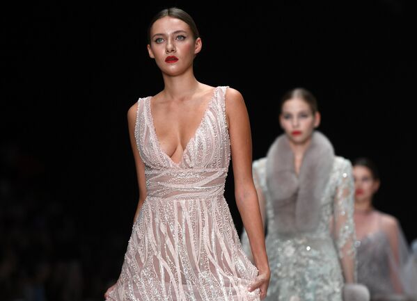 Модели демонстрируют коллекцию одежды Speranza Couture by Nadezda Yusupova в центральном выставочном зале Манеж в рамках Mercedes-Benz Fashion Week Russia