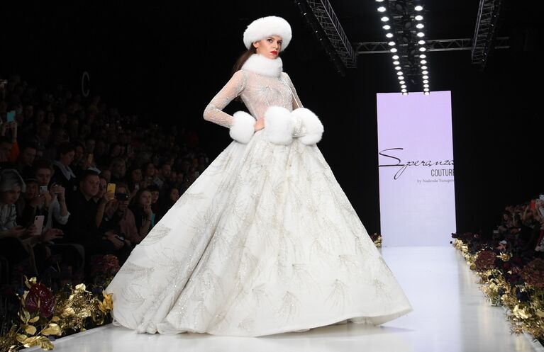 Модель демонстрирует коллекцию одежды Speranza Couture by Nadezda Yusupova в центральном выставочном зале Манеж в рамках Mercedes-Benz Fashion Week Russia