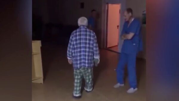 Стоп-кадр опубликованного в интернете видео, на котором работники психоневрологической больницы №5 Магнитогорска издеваются над пациентом