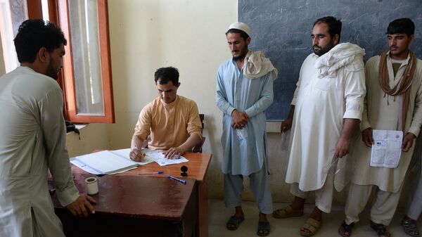 Афганские мужчины регистрируются для участия в выборах