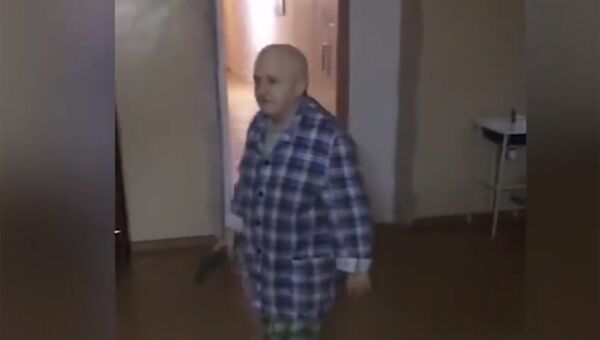 Стоп-кадр опубликованного в интернете видео, на котором работники психоневрологической больницы №5 Магнитогорска издеваются над пациентом
