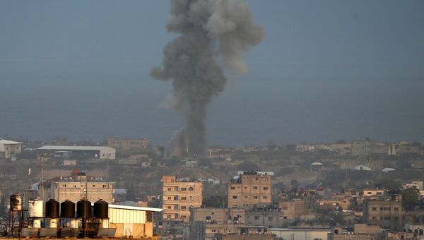 Столб дыма после израильского авиаудара в южной части сектора Газа. Архивное фото