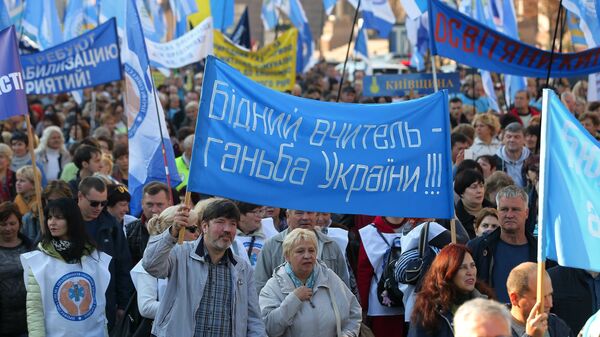 Участники акции протеста профсоюзов в Киеве с требованием повышения минимального размера оплаты труда. 17 октября 2018