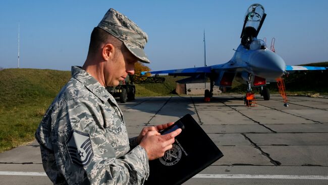 Военнослужащий армии США рядом с украинским истребителем Су-27 во время учений Чистое небо - 2018 на авиабазе в Хмельницкой области