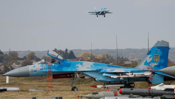 Украинский истребитель Су-27 во время учений Чистое небо - 2018