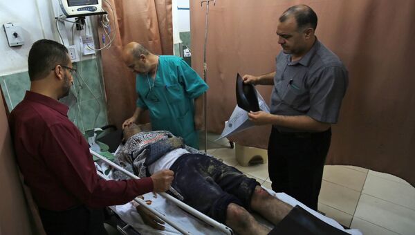 Раненый в результате израильских авиаударов палестинец в больнице в южной части сектора Газа. 17 октября 2018