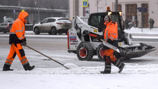 Сотрудники коммунальных служб Москвы во время ликвидации последствий сильного снегопада на Зубовском бульваре в Москве