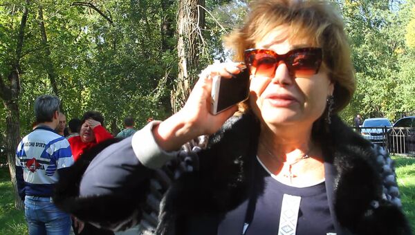 Директор Керченского политехнического колледжа Ольга Гребенникова у колледжа, в котором произошел взрыв