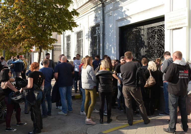 Люди в очереди у центра переливания крови для её сдачи для пострадавших при взрыве в Керченском политехническом колледже