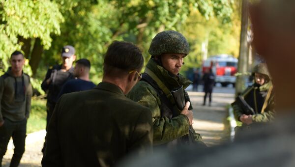 Военнослужащие у Политехнического колледжа в Керчи, в котором произошел взрыв