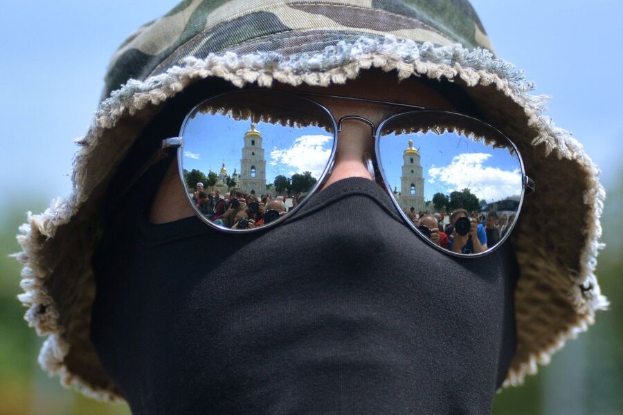 Боец батальона Азов на Софийской площади в Киеве