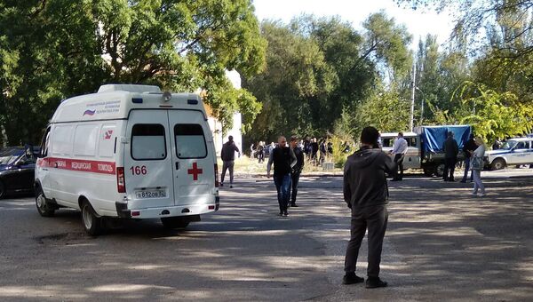 Автомобиль скорой помощи у Политехнического колледжа в Керчи, в котором произошел взрыв.