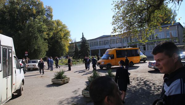 У Политехнического колледжа в Керчи, в котором произошел взрыв. Есть пострадавшие и погибшие.