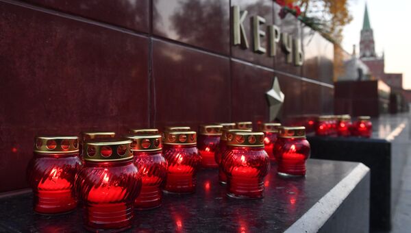 Цветы и свечи на памятнике городу-герою Керчи в Александровском саду в Москве в знак траура по погибшим при взрыве в колледже в Керчи