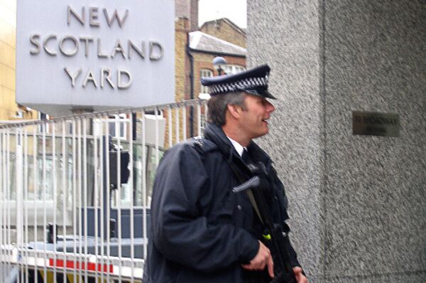 У здания Скотланд-Ярда (Лондонской полиции).