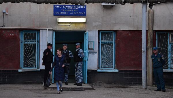 Сотрудники правоохранительных органов у входа в Керченскую городскую больницу №1. В Керченском политехническом колледже произошли взрыв и стрельба