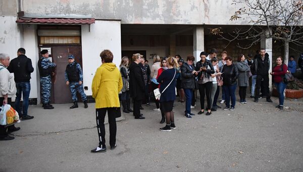 Сотрудники правоохранительных органов и горожане у входа в приёмное отделение Керченской городской больнице №1. В Керченском политехническом колледже произошли взрыв и стрельба