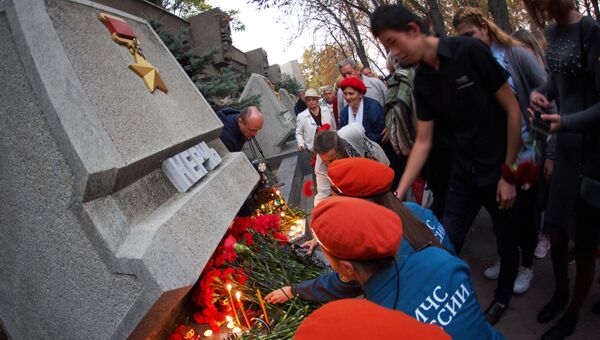 Жители Севастополя участвуют в акции памяти погибших при нападении на керченский колледж.