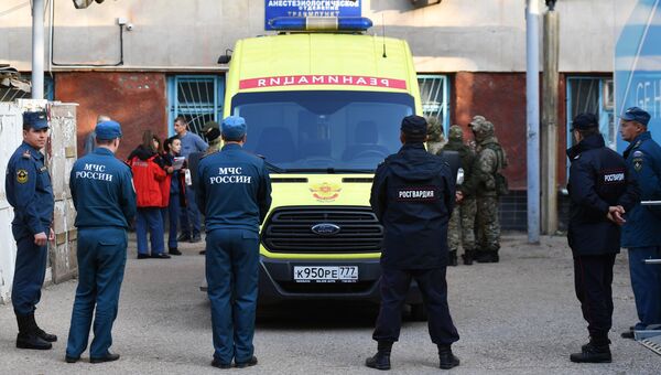 Автомобиль скорой помощи на улице в Керчи, где в Керченском политехническом колледже произошли взрыв и стрельба. 18 октября 2018