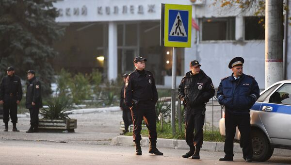Сотрудники правоохранительных органов у здания Политехнического колледжа в Керчи, в котором произошли взрыв и стрельба.