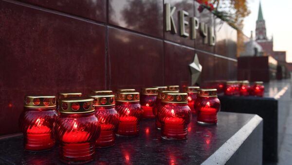 Цветы и свечи на памятнике городу-герою Керчи в Александровском саду в Москве в знак траура по погибшим при взрыве в колледже в Керчи