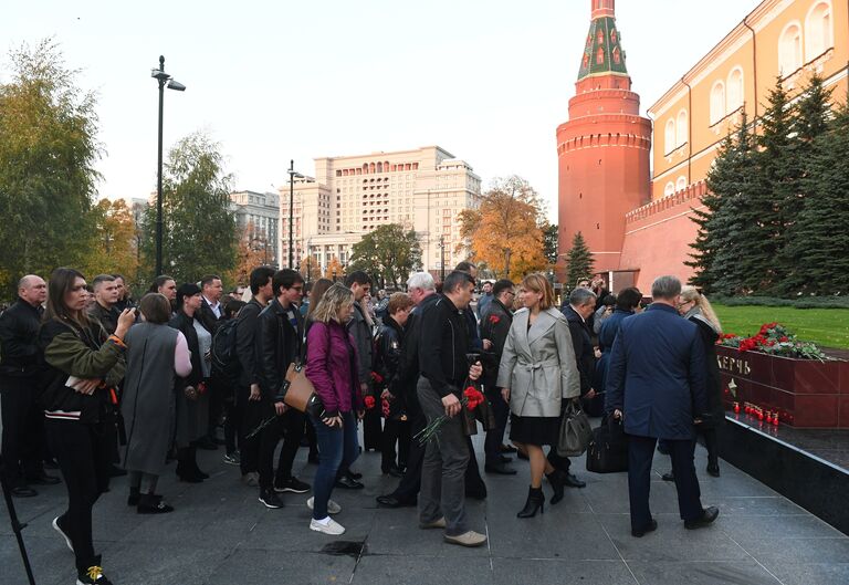 Люди возлагают цветы на памятник городу-герою Керчи в Александровском саду в Москве в знак траура по погибшим при взрыве в колледже в Керчи