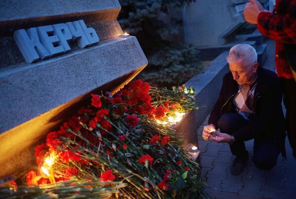 Жители Севастополя участвуют в акции памяти погибших при нападении на керченский колледж