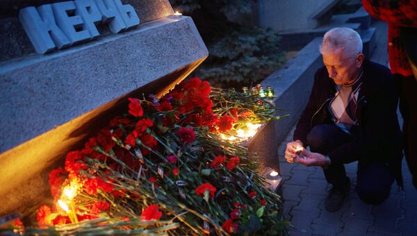 Жители Севастополя участвуют в акции памяти погибших при нападении на керченский колледж