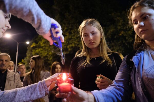 Жители Краснодара участвуют в акции памяти о погибших при нападении на керченский колледж