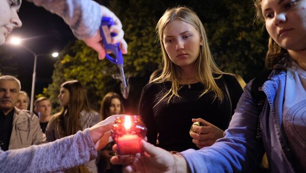 Жители Краснодара участвуют в акции памяти о погибших при нападении на керченский колледж