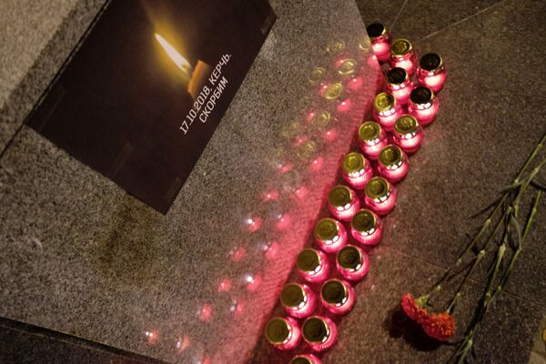 Лампадки и цветы у импровизированного мемориала в Краснодаре в память о погибших при нападении на керченский колледж