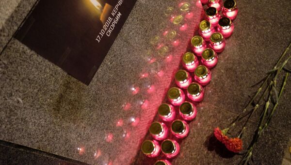 Лампадки и цветы у импровизированного мемориала в Краснодаре в память о погибших при нападении на керченский колледж