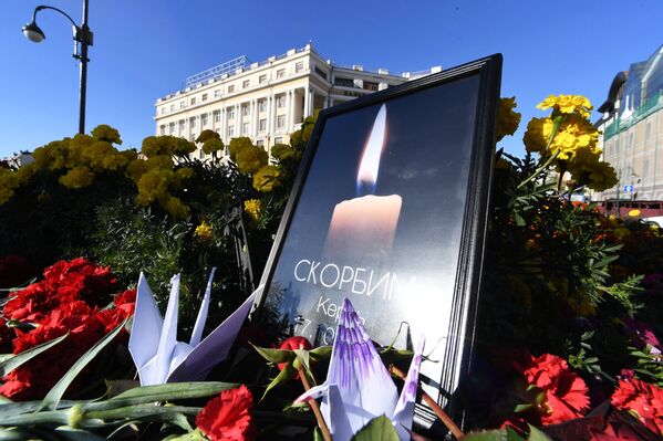 Цветы у народного мемориала во Владивостоке в память о погибших в Керченском политехническом колледже, в котором произошли взрыв и стрельба