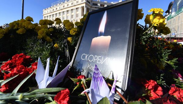 Цветы у народного мемориала во Владивостоке в память о погибших в Керченском политехническом колледже, в котором произошли взрыв и стрельба