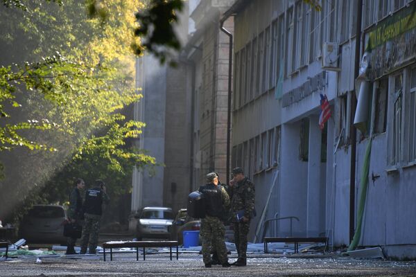 Сотрудники правоохранительных органов у здания Керченского политехнического колледжа, в котором произошли взрыв и стрельба. 18 октября 2018