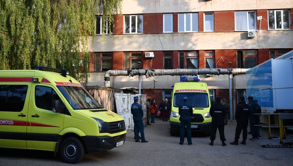 Автомобили скорой помощи у Керченской больницы № 1 имени Н. И. Пирогова, в которую привозят пострадавших при нападении на Керченский политехнический колледж. 18 октября 2018