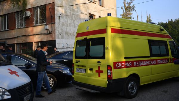 Автомобиль скорой помощи у Керченской больницы № 1 имени Н. И. Пирогова, в которую привозят пострадавших при нападении на Керченский политехнический колледж. 18 октября 2018