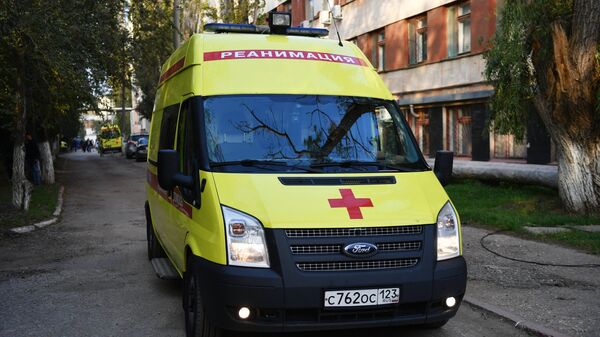 Автомобиль скорой помощи у Керченской больницы № 1 имени Н. И. Пирогова, в которую привозят пострадавших при нападении на Керченский политехнический колледж. 18 октября 2018